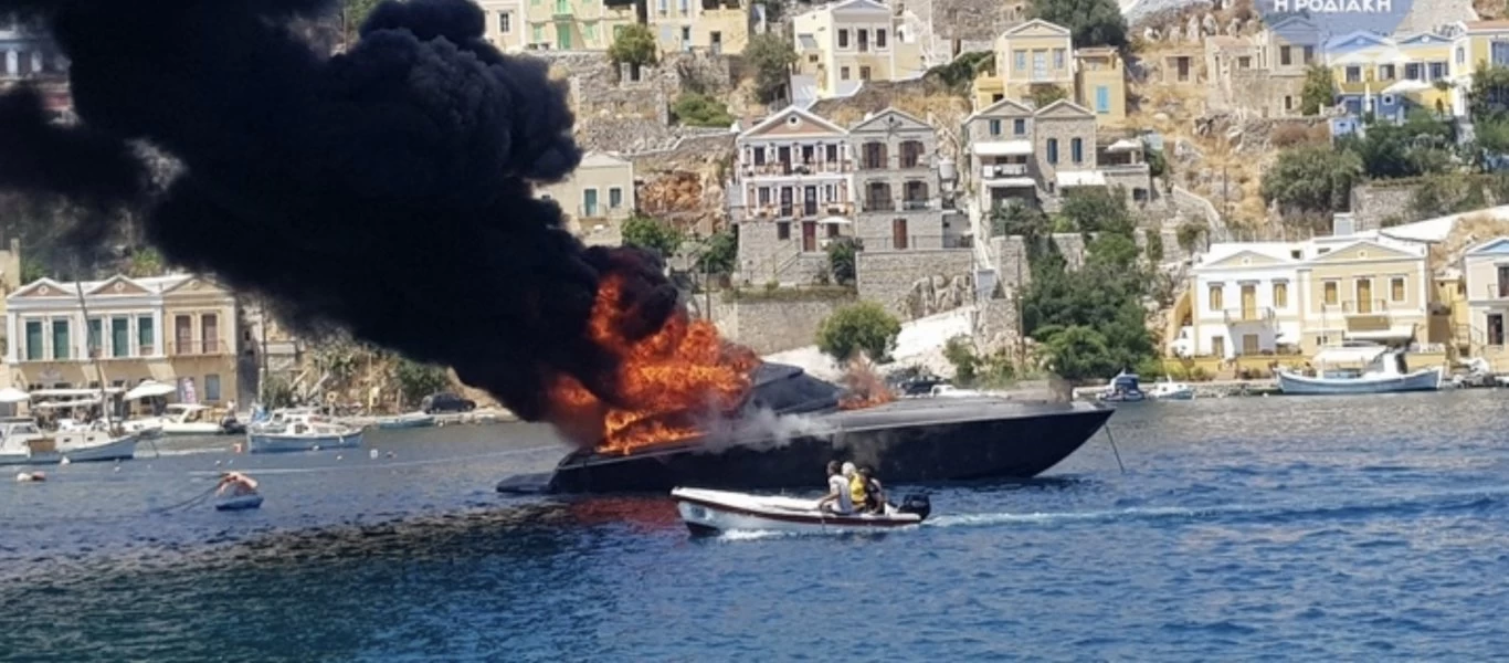 Φωτιά σε σκάφος στην Μονή Αίγινας - Ακούστηκαν πολλές εκρήξεις